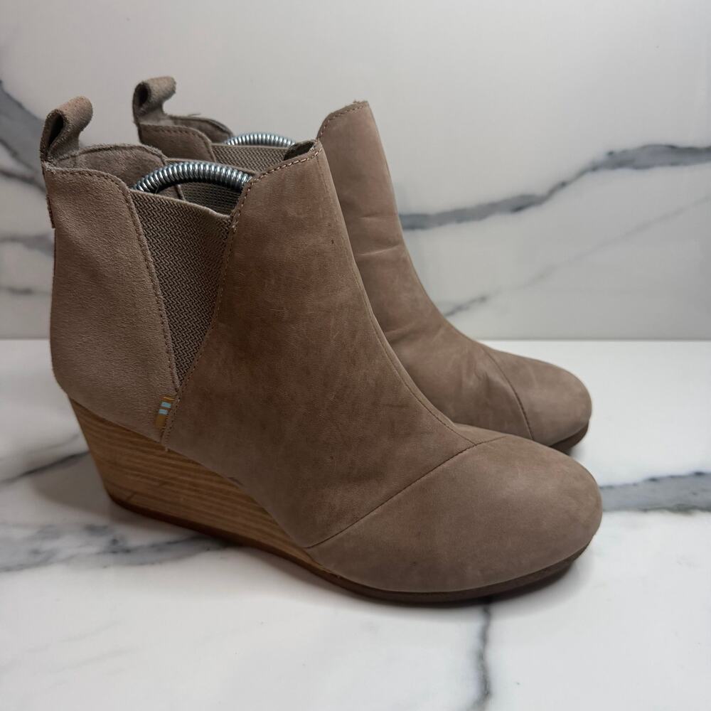 TOMS Women's Tan Leather Kelsey Wedge Boots Sz 9 Pull-On Bootie Closet Staple